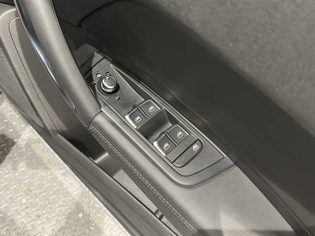 アウディ Ａ１ SB 1．0TFSI スポーツ 新潟県 2018(平30)年 2.7万km ミトスブラックメタリック オプション/ミラノレザーシート/シートヒーター/ナビキセノンプラスパッケージ/-MMIナビゲーション/-CD/DVD/Bluetooth/フルセグTV/-ETC/-HIDヘッドライト/コンビニエンスパッケージ/-アドバンスドキー/-アウディパーキングシステム/オートマチックエアコンディショナー/純正16インチアルミホイール/主要装備/ドライブレコーダー/ステアリングリモコン/MTモード付AT/取扱説明書/スペアキー