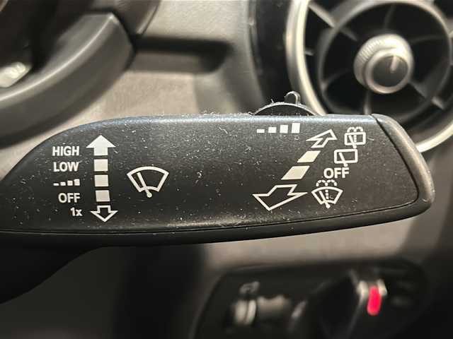 アウディ Ａ１ SB 1．0TFSI スポーツ 新潟県 2018(平30)年 2.7万km ミトスブラックメタリック オプション/ミラノレザーシート/シートヒーター/ナビキセノンプラスパッケージ/-MMIナビゲーション/-CD/DVD/Bluetooth/フルセグTV/-ETC/-HIDヘッドライト/コンビニエンスパッケージ/-アドバンスドキー/-アウディパーキングシステム/オートマチックエアコンディショナー/純正16インチアルミホイール/主要装備/ドライブレコーダー/ステアリングリモコン/MTモード付AT/取扱説明書/スペアキー