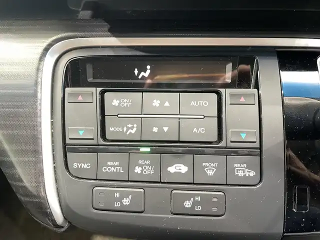 ホンダ ステップワゴン スパーダ クルスピセンシング 鹿児島県 2016(平28)年 6.4万km プレミアムスパークルブラックパール フリップダウンモニター/純正9インチナビ/　●Bluetooth接続/　●AppleCarPlay/　●フルセグTV/　●DVD再生/バックカメラ/わくわくゲート/運転席＆助手席シートヒーター/両側パワースライドドア/純正ドアバイザー/純正フロアマット/パドルシフト/Honda SENSING/　●衝突軽減ブレーキ/　●アダプティブ・クルーズ・コントロール/　●車線維持支援システム/　●路外逸脱抑制機能/　●誤発進抑制機能/　●先行車発進お知らせ機能/　●標識認識機能/本革巻きステアリング/LEDヘッドライト/オートライト/フォグランプ/ETC/純正アルミホイール