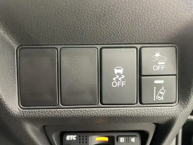 ホンダ ステップワゴン スパーダ クルスピセンシング 鹿児島県 2016(平28)年 6.4万km プレミアムスパークルブラックパール フリップダウンモニター/純正9インチナビ/　●Bluetooth接続/　●AppleCarPlay/　●フルセグTV/　●DVD再生/バックカメラ/わくわくゲート/運転席＆助手席シートヒーター/両側パワースライドドア/純正ドアバイザー/純正フロアマット/パドルシフト/Honda SENSING/　●衝突軽減ブレーキ/　●アダプティブ・クルーズ・コントロール/　●車線維持支援システム/　●路外逸脱抑制機能/　●誤発進抑制機能/　●先行車発進お知らせ機能/　●標識認識機能/本革巻きステアリング/LEDヘッドライト/オートライト/フォグランプ/ETC/純正アルミホイール