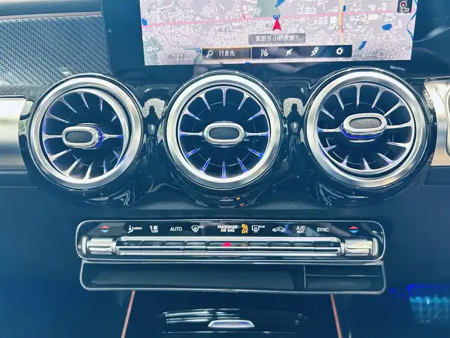 メルセデス・ベンツ ＧＬＢ２００ｄ AMGライン 大阪府 2021(令3)年 2.4万km デジタルホワイト レザーエクスクルーシブP/アドバンスドP/レーダーセーフティP/サンルーフ/HUD/ACC/黒革/メモリ付きパワーシート/シートヒーター/純正ナビ/TV/360度カメラ/純正19インチAW/LEDヘッドライト/アンビエントライト/電動リアゲート/ブラインドスポット/ワイヤレス充電