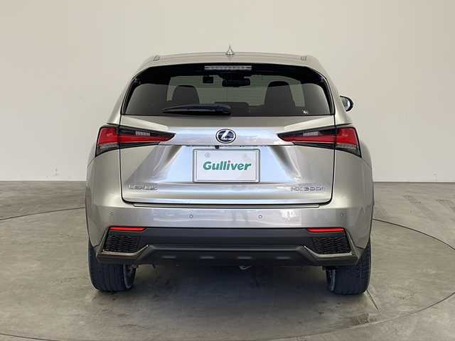 レクサス ＮＸ 300h Fスポーツ 兵庫県 2017(平29)年 5.6万km ソニックチタニウム ・純正ナビ&TV&CD&DVD&SD&BTUSB&Miracast/・パノラミックビューモニター/・革シート/・パノラミックルーフ/・シートヒーター/・エアーシート/・後期モデル/・ビルトインETC2.0/・社外前後ドライブレコーダー/・パドルシフト/・ステアリングヒーター/・LEXUSsafety/・レーンディパーチャーアラート/・プリクラッシュセーフティ/・クリアランスソナー/・ブラインドスポットモニター/・パーキングサポートブレーキ/・レーダークルーズコントロール/・パワーバックドア/・オートマチックハイビーム/・シーケンシャルターンランプ/・ヘッドアップディスプレイ/・ASC/・ドアミラーヒーター/・nanoe/・スマートキー/・3眼LEDライト/・LEDフォグランプ/・メモリー付きパワーシート