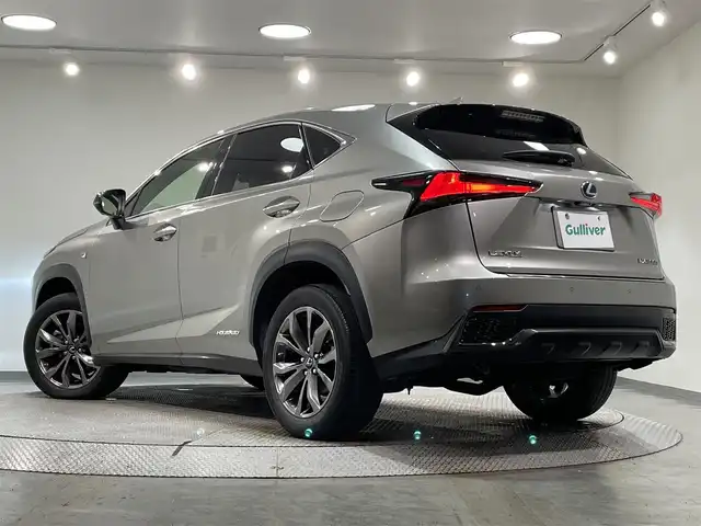 レクサス ＮＸ 300h Fスポーツ 愛知県 2017(平29)年 5.6万km ソニックチタニウム ・純正ナビ&TV&CD&DVD&SD&BTUSB&Miracast/・パノラミックビューモニター/・革シート/・パノラミックルーフ/・シートヒーター/・エアーシート/・後期モデル/・ビルトインETC2.0/・社外前後ドライブレコーダー/・パドルシフト/・ステアリングヒーター/・LEXUSsafety/・レーンディパーチャーアラート/・プリクラッシュセーフティ/・クリアランスソナー/・ブラインドスポットモニター/・パーキングサポートブレーキ/・レーダークルーズコントロール/・パワーバックドア/・オートマチックハイビーム/・シーケンシャルターンランプ/・ヘッドアップディスプレイ/・ASC/・ドアミラーヒーター/・nanoe/・スマートキー/・3眼LEDライト/・LEDフォグランプ/・メモリー付きパワーシート