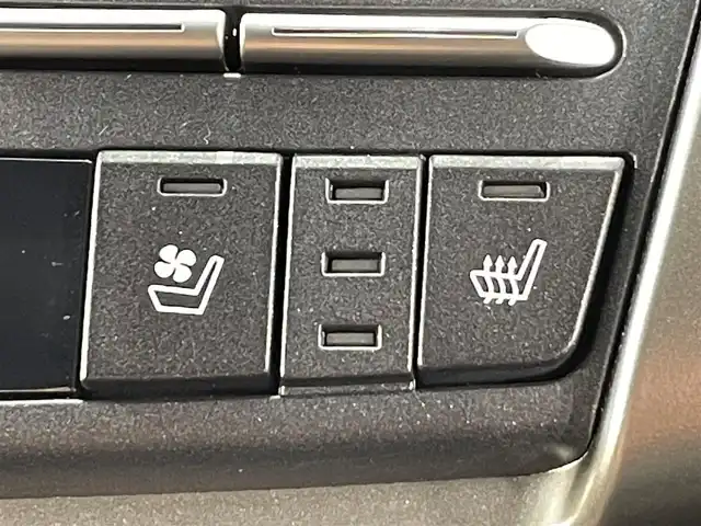 レクサス ＮＸ 300h Fスポーツ 愛知県 2017(平29)年 5.6万km ソニックチタニウム ・純正ナビ&TV&CD&DVD&SD&BTUSB&Miracast/・パノラミックビューモニター/・革シート/・パノラミックルーフ/・シートヒーター/・エアーシート/・後期モデル/・ビルトインETC2.0/・社外前後ドライブレコーダー/・パドルシフト/・ステアリングヒーター/・LEXUSsafety/・レーンディパーチャーアラート/・プリクラッシュセーフティ/・クリアランスソナー/・ブラインドスポットモニター/・パーキングサポートブレーキ/・レーダークルーズコントロール/・パワーバックドア/・オートマチックハイビーム/・シーケンシャルターンランプ/・ヘッドアップディスプレイ/・ASC/・ドアミラーヒーター/・nanoe/・スマートキー/・3眼LEDライト/・LEDフォグランプ/・メモリー付きパワーシート