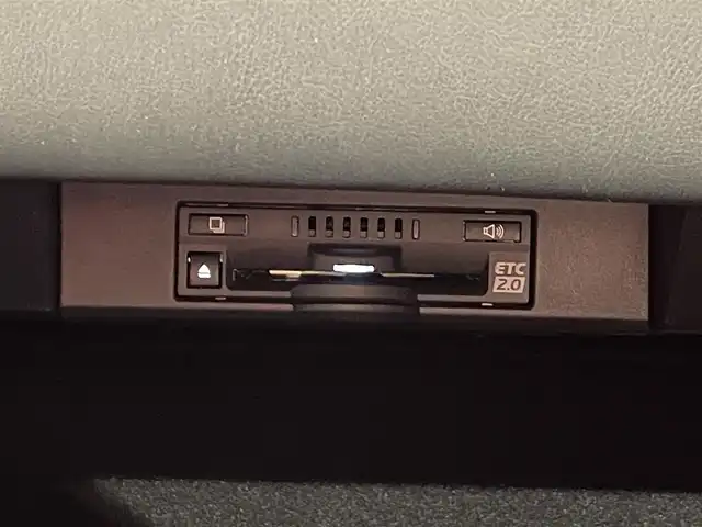 レクサス ＮＸ 300h Fスポーツ 愛知県 2017(平29)年 5.6万km ソニックチタニウム ・純正ナビ&TV&CD&DVD&SD&BTUSB&Miracast/・パノラミックビューモニター/・革シート/・パノラミックルーフ/・シートヒーター/・エアーシート/・後期モデル/・ビルトインETC2.0/・社外前後ドライブレコーダー/・パドルシフト/・ステアリングヒーター/・LEXUSsafety/・レーンディパーチャーアラート/・プリクラッシュセーフティ/・クリアランスソナー/・ブラインドスポットモニター/・パーキングサポートブレーキ/・レーダークルーズコントロール/・パワーバックドア/・オートマチックハイビーム/・シーケンシャルターンランプ/・ヘッドアップディスプレイ/・ASC/・ドアミラーヒーター/・nanoe/・スマートキー/・3眼LEDライト/・LEDフォグランプ/・メモリー付きパワーシート