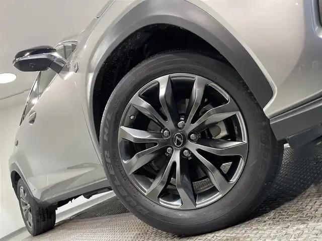 レクサス ＮＸ 300h Fスポーツ 愛知県 2017(平29)年 5.6万km ソニックチタニウム ・純正ナビ&TV&CD&DVD&SD&BTUSB&Miracast/・パノラミックビューモニター/・革シート/・パノラミックルーフ/・シートヒーター/・エアーシート/・後期モデル/・ビルトインETC2.0/・社外前後ドライブレコーダー/・パドルシフト/・ステアリングヒーター/・LEXUSsafety/・レーンディパーチャーアラート/・プリクラッシュセーフティ/・クリアランスソナー/・ブラインドスポットモニター/・パーキングサポートブレーキ/・レーダークルーズコントロール/・パワーバックドア/・オートマチックハイビーム/・シーケンシャルターンランプ/・ヘッドアップディスプレイ/・ASC/・ドアミラーヒーター/・nanoe/・スマートキー/・3眼LEDライト/・LEDフォグランプ/・メモリー付きパワーシート