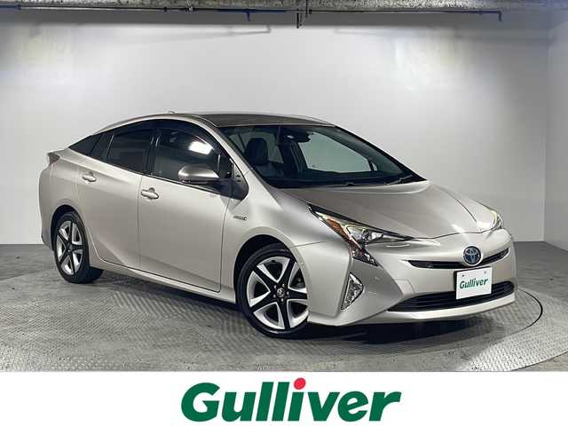 トヨタ プリウス A ツーリングセレクション 沖縄県 2016(平28)年 5.2万km スティールブロンドM 禁煙車/県外仕入れ　/純正9インチナビ/【CD/DVD/フルセグTV/BT】/バックカメラ/パーキングアシスト/ヘッドアップディスプレイ/ビルトインETC/トヨタセーフティセンス/→プリクラッシュセーフティ/→クリアランスソナー/→レーンディパーチャーアラート/→ブラインドスポットモニター/→レーダークルーズコントロール/LEDヘッドライト/スマートキー/スペアキー