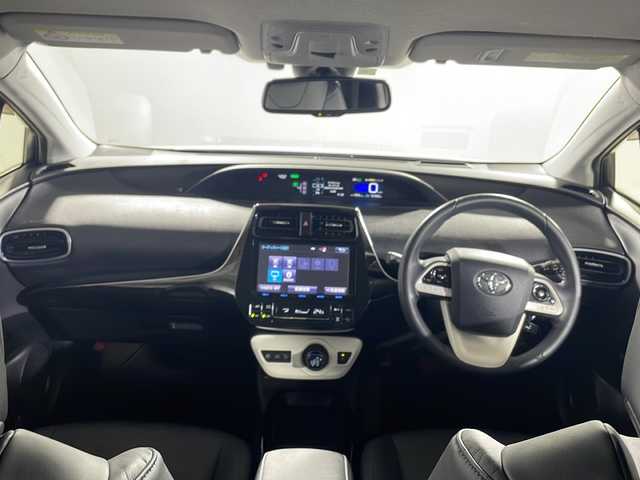 トヨタ プリウス A ツーリングセレクション 沖縄県 2016(平28)年 5.2万km スティールブロンドM 禁煙車/県外仕入れ　/純正9インチナビ/【CD/DVD/フルセグTV/BT】/バックカメラ/パーキングアシスト/ヘッドアップディスプレイ/ビルトインETC/トヨタセーフティセンス/→プリクラッシュセーフティ/→クリアランスソナー/→レーンディパーチャーアラート/→ブラインドスポットモニター/→レーダークルーズコントロール/LEDヘッドライト/スマートキー/スペアキー