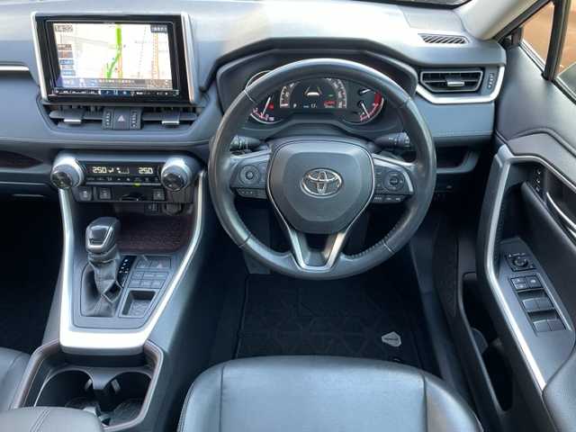 トヨタ ＲＡＶ４ G 神奈川県 2020(令2)年 2.5万km アティチュードブラックマイカ ワンオーナー/4WD/TRDエアロ/社外メモリナビ【X9NX】/・DTV/CD/DVD/BT/USB/HDMI/バックカメラ/クリアランスソナー/レザーシート/前席シートヒーター/D席2メモリ付きパワーシート/ルーフレール/ビルトインETC/前方ドライブレコーダー/パワーバックドア/トヨタセーフティセンス/・プリクラッシュセーフティ/・レーントレーシングアシスト/・オートマチックハイビーム/・ロードサインアシスト/・レーダークルーズコントロール/・先行車発進告知機能/ブラインドスポットモニター/革巻きステアリング/ステアリングヒーター/純正18インチAW/MTモード付AT/オートライト/オートマチックハイビーム/純正LEDヘッドライト/フォグランプ/プッシュEgスタート/ストップ/スマートキー/ターンランプ付電動格納ドアミラー/純正フロアマット/取扱説明書/ナビ取扱説明書/新車時保証書
