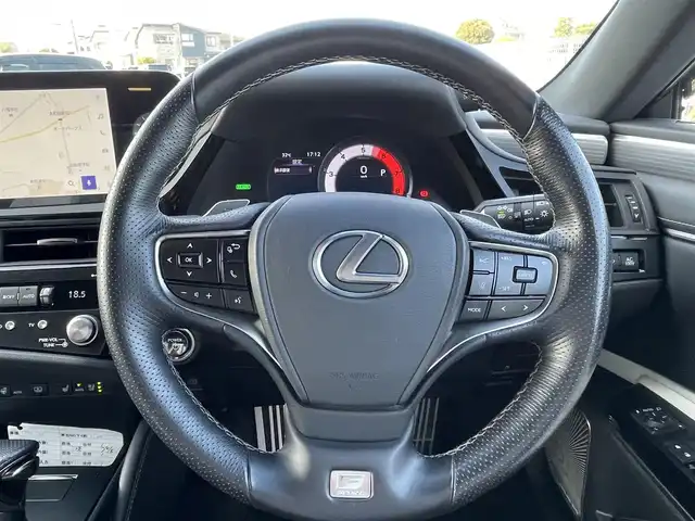 レクサス ＥＳ 300h Fスポーツ 千葉県 2023(令5)年 3.3万km ホワイトノーヴァガラスフレーク 純正12.3インチナビ/(フルセグTV BT FM AM HDMI)/サンルーフ/メーカーOPオレンジキャリパー/メーカーOP置くだけ充電/メーカーOPヘッドアップディスプレイ/前後ドライブレコーダー/ブラインドスポットモニター/デジタルインナーミラー/バックカメラ/衝突被害軽減システム/車線逸脱警報/クルーズコントロール/レザーシート/横滑り防止装置/ビルトインETC2.0/アイドリングストップ/LEDヘッドライト/オートライト/ウィンカーミラー/電動格納ミラー/純正19インチAW/シートヒーター/エアシート/シートリフター/ステアリングヒーター/プッシュスタート/スマートキー/フロアマット/ドアバイザー/スペアキー/取扱説明書/保証書