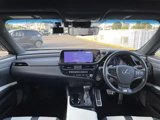 レクサス ＥＳ 300h Fスポーツ 千葉県 2023(令5)年 3.3万km ホワイトノーヴァガラスフレーク 純正12.3インチナビ/(フルセグTV BT FM AM HDMI)/サンルーフ/メーカーOPオレンジキャリパー/メーカーOP置くだけ充電/メーカーOPヘッドアップディスプレイ/前後ドライブレコーダー/ブラインドスポットモニター/デジタルインナーミラー/バックカメラ/衝突被害軽減システム/車線逸脱警報/クルーズコントロール/レザーシート/横滑り防止装置/ビルトインETC2.0/アイドリングストップ/LEDヘッドライト/オートライト/ウィンカーミラー/電動格納ミラー/純正19インチAW/シートヒーター/エアシート/シートリフター/ステアリングヒーター/プッシュスタート/スマートキー/フロアマット/ドアバイザー/スペアキー/取扱説明書/保証書