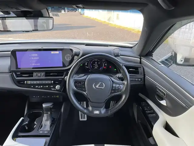 レクサス ＥＳ 300h Fスポーツ 千葉県 2023(令5)年 3.3万km ホワイトノーヴァガラスフレーク 純正12.3インチナビ/(フルセグTV BT FM AM HDMI)/サンルーフ/メーカーOPオレンジキャリパー/メーカーOP置くだけ充電/メーカーOPヘッドアップディスプレイ/前後ドライブレコーダー/ブラインドスポットモニター/デジタルインナーミラー/バックカメラ/衝突被害軽減システム/車線逸脱警報/クルーズコントロール/レザーシート/横滑り防止装置/ビルトインETC2.0/アイドリングストップ/LEDヘッドライト/オートライト/ウィンカーミラー/電動格納ミラー/純正19インチAW/シートヒーター/エアシート/シートリフター/ステアリングヒーター/プッシュスタート/スマートキー/フロアマット/ドアバイザー/スペアキー/取扱説明書/保証書