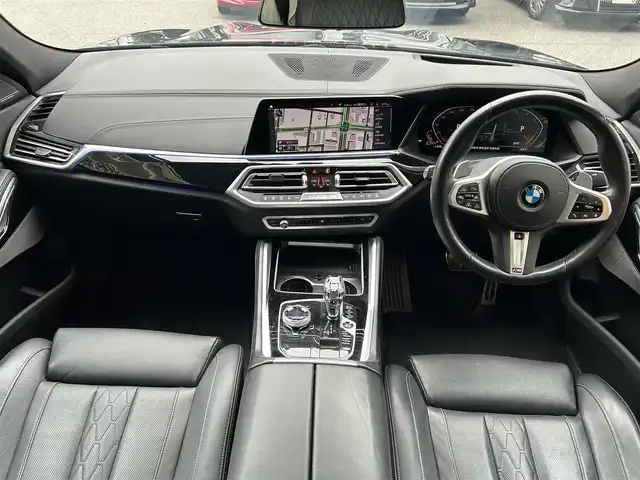ＢＭＷ Ｘ６ xDrive35d Mスポーツ 大阪府 2020(令2)年 5.6万km サファイアブラックP 純正ナビ/AM/FM/BT/フルセグ/OP スカイラウンジパノラマサンルーフ/OP クラフテッドクリスタルフィニッシュ/OP harman/kardon サウンドサラウンドシステム/OP コンフォートパッケージ/OP プラスパッケージ/パーキングアシストプラス/・PDCパークディスタンスコントロール（F/Rビジュアル表示機能付き）/・パーキングアシスト（並列縦列）/・トップビュー＋3Dビュー/・サイドビューカメラ/・リアビューカメラ/・リバースアシスト/・アクティブPDC/ドライビングアシストプロフェッショナル/・アクティブクルーズコントロール/・レーンディパーチャウオーニング/・ステアリング/レーンコントロールアシスト/・レーンチェンジウオーニング/・衝突回避/衝突軽減ブレーキ/・アクティブサイドコリジョンプロテクション/・レーンチェンジアシスト/・トラフィックサインアシスト/BMWヘッドアップディスプレイ/Msportエキゾーストシステム/BMWコネクテッドドライブプロフェッショナル/アダプティブLEDヘッドライト/スペアキー/取扱説明書/記録簿