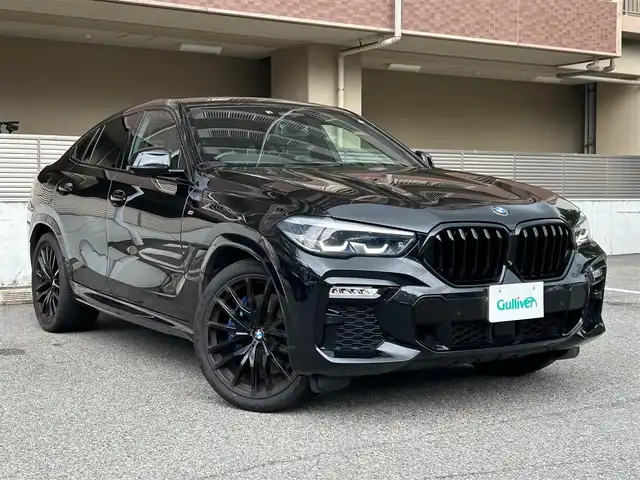 ＢＭＷ Ｘ６ xDrive35d Mスポーツ 大阪府 2020(令2)年 5.6万km サファイアブラックP 純正ナビ/AM/FM/BT/フルセグ/OP スカイラウンジパノラマサンルーフ/OP クラフテッドクリスタルフィニッシュ/OP harman/kardon サウンドサラウンドシステム/OP コンフォートパッケージ/OP プラスパッケージ/パーキングアシストプラス/・PDCパークディスタンスコントロール（F/Rビジュアル表示機能付き）/・パーキングアシスト（並列縦列）/・トップビュー＋3Dビュー/・サイドビューカメラ/・リアビューカメラ/・リバースアシスト/・アクティブPDC/ドライビングアシストプロフェッショナル/・アクティブクルーズコントロール/・レーンディパーチャウオーニング/・ステアリング/レーンコントロールアシスト/・レーンチェンジウオーニング/・衝突回避/衝突軽減ブレーキ/・アクティブサイドコリジョンプロテクション/・レーンチェンジアシスト/・トラフィックサインアシスト/BMWヘッドアップディスプレイ/Msportエキゾーストシステム/BMWコネクテッドドライブプロフェッショナル/アダプティブLEDヘッドライト/スペアキー/取扱説明書/記録簿