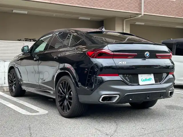 ＢＭＷ Ｘ６ xDrive35d Mスポーツ 大阪府 2020(令2)年 5.6万km サファイアブラックP 純正ナビ/AM/FM/BT/フルセグ/OP スカイラウンジパノラマサンルーフ/OP クラフテッドクリスタルフィニッシュ/OP harman/kardon サウンドサラウンドシステム/OP コンフォートパッケージ/OP プラスパッケージ/パーキングアシストプラス/・PDCパークディスタンスコントロール（F/Rビジュアル表示機能付き）/・パーキングアシスト（並列縦列）/・トップビュー＋3Dビュー/・サイドビューカメラ/・リアビューカメラ/・リバースアシスト/・アクティブPDC/ドライビングアシストプロフェッショナル/・アクティブクルーズコントロール/・レーンディパーチャウオーニング/・ステアリング/レーンコントロールアシスト/・レーンチェンジウオーニング/・衝突回避/衝突軽減ブレーキ/・アクティブサイドコリジョンプロテクション/・レーンチェンジアシスト/・トラフィックサインアシスト/BMWヘッドアップディスプレイ/Msportエキゾーストシステム/BMWコネクテッドドライブプロフェッショナル/アダプティブLEDヘッドライト/スペアキー/取扱説明書/記録簿