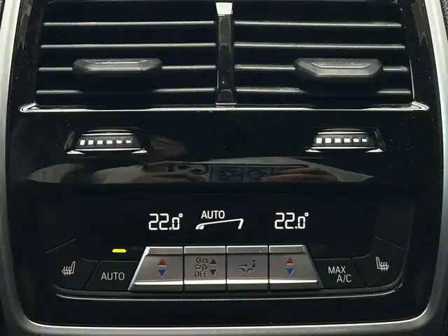 ＢＭＷ Ｘ６ xDrive35d Mスポーツ 大阪府 2020(令2)年 5.6万km サファイアブラックP 純正ナビ/AM/FM/BT/フルセグ/OP スカイラウンジパノラマサンルーフ/OP クラフテッドクリスタルフィニッシュ/OP harman/kardon サウンドサラウンドシステム/OP コンフォートパッケージ/OP プラスパッケージ/パーキングアシストプラス/・PDCパークディスタンスコントロール（F/Rビジュアル表示機能付き）/・パーキングアシスト（並列縦列）/・トップビュー＋3Dビュー/・サイドビューカメラ/・リアビューカメラ/・リバースアシスト/・アクティブPDC/ドライビングアシストプロフェッショナル/・アクティブクルーズコントロール/・レーンディパーチャウオーニング/・ステアリング/レーンコントロールアシスト/・レーンチェンジウオーニング/・衝突回避/衝突軽減ブレーキ/・アクティブサイドコリジョンプロテクション/・レーンチェンジアシスト/・トラフィックサインアシスト/BMWヘッドアップディスプレイ/Msportエキゾーストシステム/BMWコネクテッドドライブプロフェッショナル/アダプティブLEDヘッドライト/スペアキー/取扱説明書/記録簿