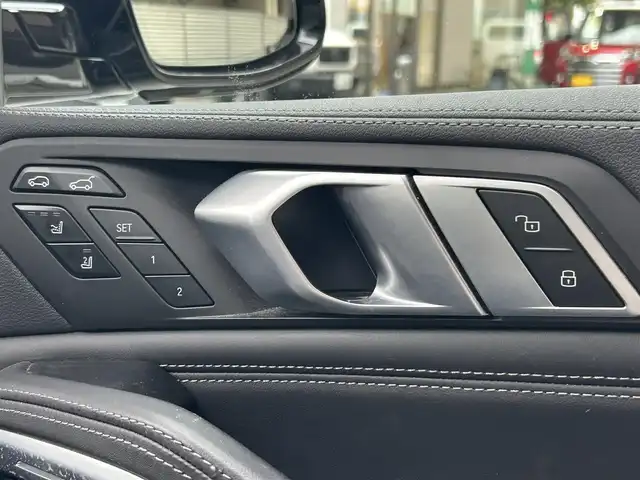 ＢＭＷ Ｘ６ xDrive35d Mスポーツ 大阪府 2020(令2)年 5.6万km サファイアブラックP 純正ナビ/AM/FM/BT/フルセグ/OP スカイラウンジパノラマサンルーフ/OP クラフテッドクリスタルフィニッシュ/OP harman/kardon サウンドサラウンドシステム/OP コンフォートパッケージ/OP プラスパッケージ/パーキングアシストプラス/・PDCパークディスタンスコントロール（F/Rビジュアル表示機能付き）/・パーキングアシスト（並列縦列）/・トップビュー＋3Dビュー/・サイドビューカメラ/・リアビューカメラ/・リバースアシスト/・アクティブPDC/ドライビングアシストプロフェッショナル/・アクティブクルーズコントロール/・レーンディパーチャウオーニング/・ステアリング/レーンコントロールアシスト/・レーンチェンジウオーニング/・衝突回避/衝突軽減ブレーキ/・アクティブサイドコリジョンプロテクション/・レーンチェンジアシスト/・トラフィックサインアシスト/BMWヘッドアップディスプレイ/Msportエキゾーストシステム/BMWコネクテッドドライブプロフェッショナル/アダプティブLEDヘッドライト/スペアキー/取扱説明書/記録簿