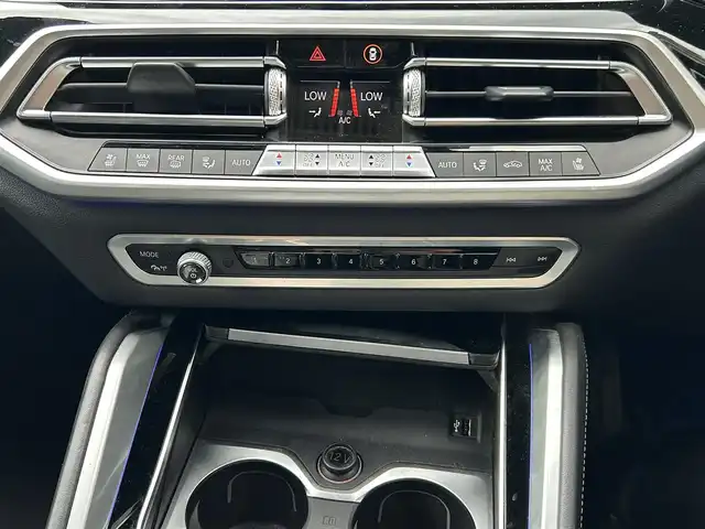 ＢＭＷ Ｘ６ xDrive35d Mスポーツ 大阪府 2020(令2)年 5.6万km サファイアブラックP 純正ナビ/AM/FM/BT/フルセグ/OP スカイラウンジパノラマサンルーフ/OP クラフテッドクリスタルフィニッシュ/OP harman/kardon サウンドサラウンドシステム/OP コンフォートパッケージ/OP プラスパッケージ/パーキングアシストプラス/・PDCパークディスタンスコントロール（F/Rビジュアル表示機能付き）/・パーキングアシスト（並列縦列）/・トップビュー＋3Dビュー/・サイドビューカメラ/・リアビューカメラ/・リバースアシスト/・アクティブPDC/ドライビングアシストプロフェッショナル/・アクティブクルーズコントロール/・レーンディパーチャウオーニング/・ステアリング/レーンコントロールアシスト/・レーンチェンジウオーニング/・衝突回避/衝突軽減ブレーキ/・アクティブサイドコリジョンプロテクション/・レーンチェンジアシスト/・トラフィックサインアシスト/BMWヘッドアップディスプレイ/Msportエキゾーストシステム/BMWコネクテッドドライブプロフェッショナル/アダプティブLEDヘッドライト/スペアキー/取扱説明書/記録簿