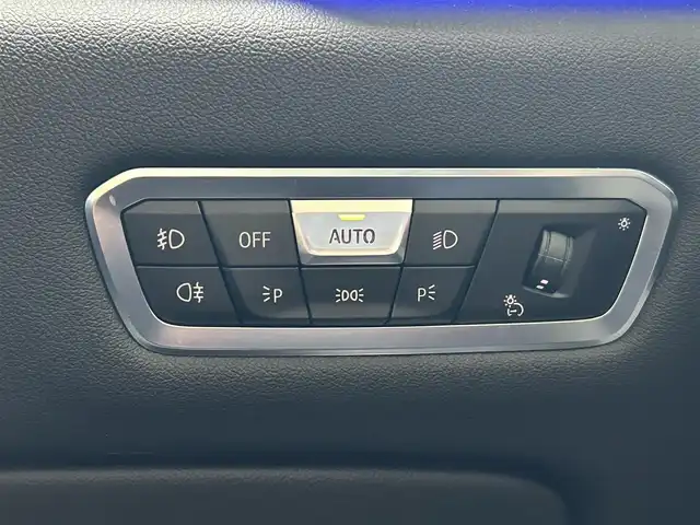 ＢＭＷ Ｘ６ xDrive35d Mスポーツ 大阪府 2020(令2)年 5.6万km サファイアブラックP 純正ナビ/AM/FM/BT/フルセグ/OP スカイラウンジパノラマサンルーフ/OP クラフテッドクリスタルフィニッシュ/OP harman/kardon サウンドサラウンドシステム/OP コンフォートパッケージ/OP プラスパッケージ/パーキングアシストプラス/・PDCパークディスタンスコントロール（F/Rビジュアル表示機能付き）/・パーキングアシスト（並列縦列）/・トップビュー＋3Dビュー/・サイドビューカメラ/・リアビューカメラ/・リバースアシスト/・アクティブPDC/ドライビングアシストプロフェッショナル/・アクティブクルーズコントロール/・レーンディパーチャウオーニング/・ステアリング/レーンコントロールアシスト/・レーンチェンジウオーニング/・衝突回避/衝突軽減ブレーキ/・アクティブサイドコリジョンプロテクション/・レーンチェンジアシスト/・トラフィックサインアシスト/BMWヘッドアップディスプレイ/Msportエキゾーストシステム/BMWコネクテッドドライブプロフェッショナル/アダプティブLEDヘッドライト/スペアキー/取扱説明書/記録簿