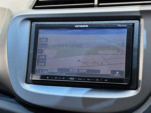 ホンダ フィット G スマートセレクション 東京都 2012(平24)年 7.6万km アズールブルーメタリック カロッツェリアナビ/２スピーカー/ETC/CVT/ECONスイッチ（CVT）/ハロゲンヘッドランプ/ブラックハニカムメッシュフロントグリル/開口部格子フロントバンパー/電動格納ドアミラー/ウィンカーミラー/レッドレンズリアコンビネーションランプ/ブラックリアガーニッシュ/プライバシーガラス/はーフシェイドフロントウィンドウ/ガンメタリックドアスイッチベース/ガンメタリックインパネ/クロームメッキ加飾付標準コンビネーションメーター/ウレタン製ステアリングホイール/ウレタン製シフトノブ/シルバーソフトパネル/チルトステアリング/SRSエアバック  （運転席/助手席）/アッパーグローブボックス/バニティミラー（運転席/助手席）/マニュアルエアコン/無塗装エアコン吹出口/スエード調ファブリックコンビシート/シートリフター（運転席）/スマートキーシステム/イモビライザー