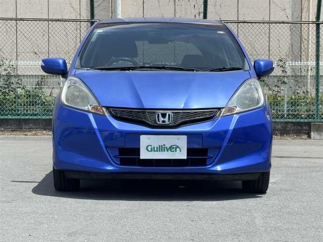 ホンダ フィット G スマートセレクション 東京都 2012(平24)年 7.6万km アズールブルーメタリック カロッツェリアナビ/２スピーカー/ETC/CVT/ECONスイッチ（CVT）/ハロゲンヘッドランプ/ブラックハニカムメッシュフロントグリル/開口部格子フロントバンパー/電動格納ドアミラー/ウィンカーミラー/レッドレンズリアコンビネーションランプ/ブラックリアガーニッシュ/プライバシーガラス/はーフシェイドフロントウィンドウ/ガンメタリックドアスイッチベース/ガンメタリックインパネ/クロームメッキ加飾付標準コンビネーションメーター/ウレタン製ステアリングホイール/ウレタン製シフトノブ/シルバーソフトパネル/チルトステアリング/SRSエアバック  （運転席/助手席）/アッパーグローブボックス/バニティミラー（運転席/助手席）/マニュアルエアコン/無塗装エアコン吹出口/スエード調ファブリックコンビシート/シートリフター（運転席）/スマートキーシステム/イモビライザー