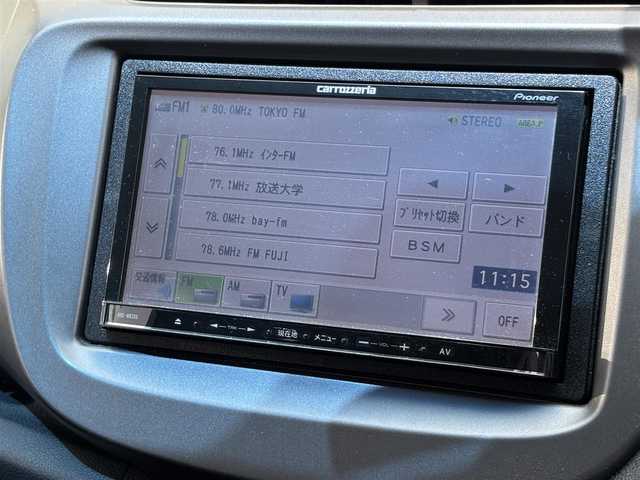 ホンダ フィット G スマートセレクション 東京都 2012(平24)年 7.6万km アズールブルーメタリック カロッツェリアナビ/２スピーカー/ETC/CVT/ECONスイッチ（CVT）/ハロゲンヘッドランプ/ブラックハニカムメッシュフロントグリル/開口部格子フロントバンパー/電動格納ドアミラー/ウィンカーミラー/レッドレンズリアコンビネーションランプ/ブラックリアガーニッシュ/プライバシーガラス/はーフシェイドフロントウィンドウ/ガンメタリックドアスイッチベース/ガンメタリックインパネ/クロームメッキ加飾付標準コンビネーションメーター/ウレタン製ステアリングホイール/ウレタン製シフトノブ/シルバーソフトパネル/チルトステアリング/SRSエアバック  （運転席/助手席）/アッパーグローブボックス/バニティミラー（運転席/助手席）/マニュアルエアコン/無塗装エアコン吹出口/スエード調ファブリックコンビシート/シートリフター（運転席）/スマートキーシステム/イモビライザー