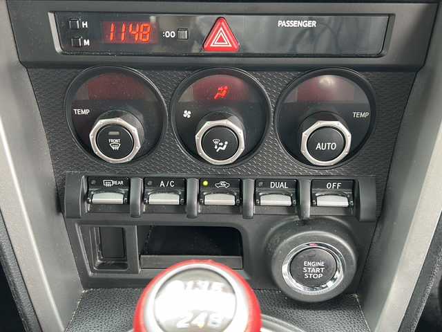 トヨタ ８６ GT 岐阜県 2013(平25)年 8.1万km ダークグレーメタリック 登録時走行距離：80716km/純正SDナビ/バックカメラ/Bluetooth・ワンセグテレビ/コンビステアリング/HIDヘッドライト/オートライト/横滑り防止装置/エアバッグ運転席・助手席/ドライブレコーダー前後/プッシュスタート/スマートキー/スペアキー1本/ETC/純正17インチアルミホイール/純正フロアマット