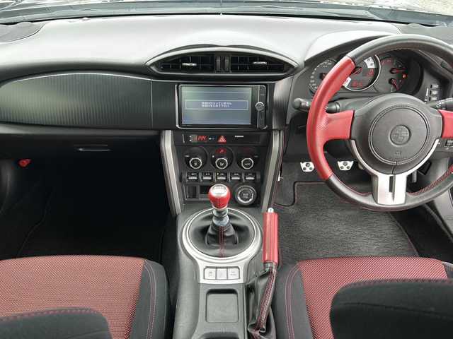 トヨタ ８６ GT 岐阜県 2013(平25)年 8.1万km ダークグレーメタリック 登録時走行距離：80716km/純正SDナビ/バックカメラ/Bluetooth・ワンセグテレビ/コンビステアリング/HIDヘッドライト/オートライト/横滑り防止装置/エアバッグ運転席・助手席/ドライブレコーダー前後/プッシュスタート/スマートキー/スペアキー1本/ETC/純正17インチアルミホイール/純正フロアマット