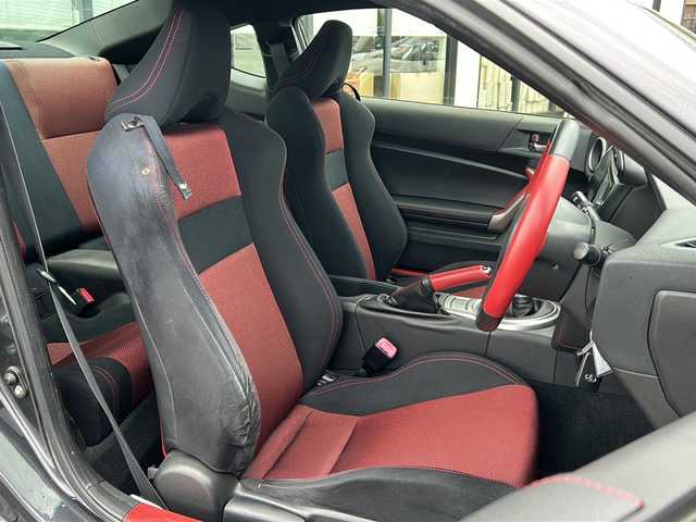トヨタ ８６ GT 岐阜県 2013(平25)年 8.1万km ダークグレーメタリック 登録時走行距離：80716km/純正SDナビ/バックカメラ/Bluetooth・ワンセグテレビ/コンビステアリング/HIDヘッドライト/オートライト/横滑り防止装置/エアバッグ運転席・助手席/ドライブレコーダー前後/プッシュスタート/スマートキー/スペアキー1本/ETC/純正17インチアルミホイール/純正フロアマット