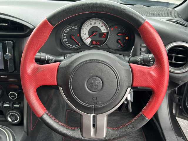 トヨタ ８６ GT 岐阜県 2013(平25)年 8.1万km ダークグレーメタリック 登録時走行距離：80716km/純正SDナビ/バックカメラ/Bluetooth・ワンセグテレビ/コンビステアリング/HIDヘッドライト/オートライト/横滑り防止装置/エアバッグ運転席・助手席/ドライブレコーダー前後/プッシュスタート/スマートキー/スペアキー1本/ETC/純正17インチアルミホイール/純正フロアマット