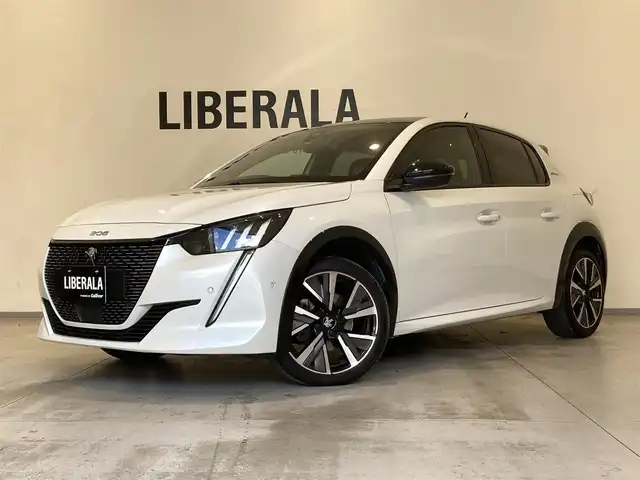 プジョー ２０８ GT ライン 熊本県 2020(令2)年 3.3万km ネイクルホワイト ・スマートキー/・プッシュスタート/・アクティブセーフティブレーキ/・トラフィックサインインフォメーション/・疲労検知/・ブラインドスポットモニター/・インテリジェントハイビーム/・パーキングセンサー/・クルーズコントロール(追従式)/・ハーフレザーシート/・純正ディスプレイオーディオ/　【Bluetooth・USB・AppleCarPlay・AndroidAuto】/・バックカメラ/・ワイヤレス充電/・ドライブレコーダー(前方録画）/・LEDヘッドランプ/・純正マット/・保証書/取説