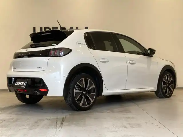 プジョー ２０８ GT ライン 熊本県 2020(令2)年 3.3万km ネイクルホワイト ・スマートキー/・プッシュスタート/・アクティブセーフティブレーキ/・トラフィックサインインフォメーション/・疲労検知/・ブラインドスポットモニター/・インテリジェントハイビーム/・パーキングセンサー/・クルーズコントロール(追従式)/・ハーフレザーシート/・純正ディスプレイオーディオ/　【Bluetooth・USB・AppleCarPlay・AndroidAuto】/・バックカメラ/・ワイヤレス充電/・ドライブレコーダー(前方録画）/・LEDヘッドランプ/・純正マット/・保証書/取説