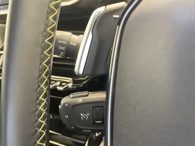 プジョー ２０８ GT ライン 熊本県 2020(令2)年 3.3万km ネイクルホワイト ・スマートキー/・プッシュスタート/・アクティブセーフティブレーキ/・トラフィックサインインフォメーション/・疲労検知/・ブラインドスポットモニター/・インテリジェントハイビーム/・パーキングセンサー/・クルーズコントロール(追従式)/・ハーフレザーシート/・純正ディスプレイオーディオ/　【Bluetooth・USB・AppleCarPlay・AndroidAuto】/・バックカメラ/・ワイヤレス充電/・ドライブレコーダー(前方録画）/・LEDヘッドランプ/・純正マット/・保証書/取説