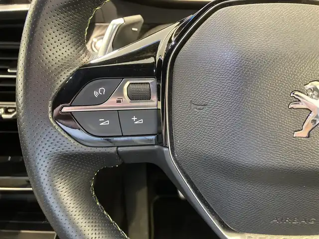 プジョー ２０８ GT ライン 熊本県 2020(令2)年 3.3万km ネイクルホワイト ・スマートキー/・プッシュスタート/・アクティブセーフティブレーキ/・トラフィックサインインフォメーション/・疲労検知/・ブラインドスポットモニター/・インテリジェントハイビーム/・パーキングセンサー/・クルーズコントロール(追従式)/・ハーフレザーシート/・純正ディスプレイオーディオ/　【Bluetooth・USB・AppleCarPlay・AndroidAuto】/・バックカメラ/・ワイヤレス充電/・ドライブレコーダー(前方録画）/・LEDヘッドランプ/・純正マット/・保証書/取説