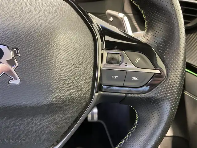 プジョー ２０８ GT ライン 熊本県 2020(令2)年 3.3万km ネイクルホワイト ・スマートキー/・プッシュスタート/・アクティブセーフティブレーキ/・トラフィックサインインフォメーション/・疲労検知/・ブラインドスポットモニター/・インテリジェントハイビーム/・パーキングセンサー/・クルーズコントロール(追従式)/・ハーフレザーシート/・純正ディスプレイオーディオ/　【Bluetooth・USB・AppleCarPlay・AndroidAuto】/・バックカメラ/・ワイヤレス充電/・ドライブレコーダー(前方録画）/・LEDヘッドランプ/・純正マット/・保証書/取説