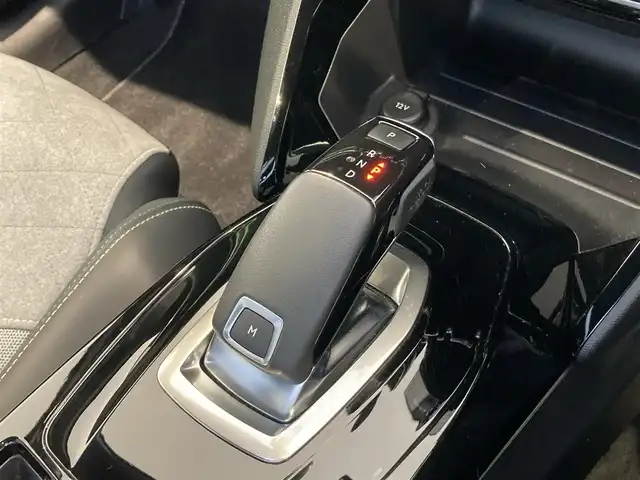 プジョー ２０８ GT ライン 熊本県 2020(令2)年 3.3万km ネイクルホワイト ・スマートキー/・プッシュスタート/・アクティブセーフティブレーキ/・トラフィックサインインフォメーション/・疲労検知/・ブラインドスポットモニター/・インテリジェントハイビーム/・パーキングセンサー/・クルーズコントロール(追従式)/・ハーフレザーシート/・純正ディスプレイオーディオ/　【Bluetooth・USB・AppleCarPlay・AndroidAuto】/・バックカメラ/・ワイヤレス充電/・ドライブレコーダー(前方録画）/・LEDヘッドランプ/・純正マット/・保証書/取説