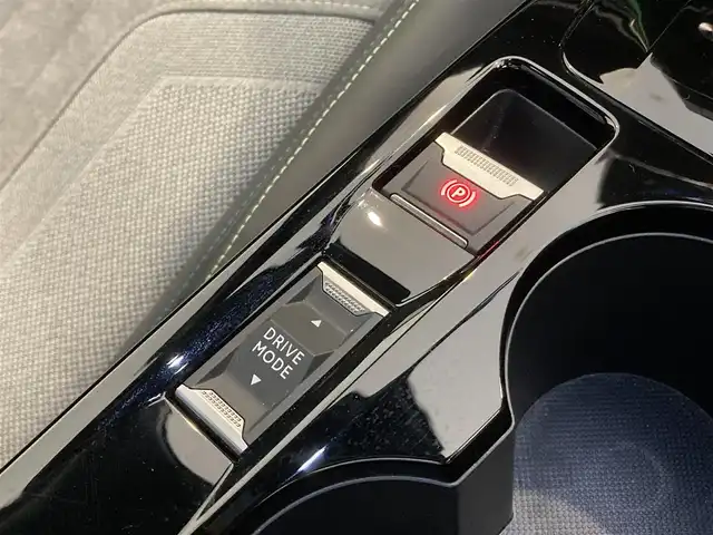 プジョー ２０８ GT ライン 熊本県 2020(令2)年 3.3万km ネイクルホワイト ・スマートキー/・プッシュスタート/・アクティブセーフティブレーキ/・トラフィックサインインフォメーション/・疲労検知/・ブラインドスポットモニター/・インテリジェントハイビーム/・パーキングセンサー/・クルーズコントロール(追従式)/・ハーフレザーシート/・純正ディスプレイオーディオ/　【Bluetooth・USB・AppleCarPlay・AndroidAuto】/・バックカメラ/・ワイヤレス充電/・ドライブレコーダー(前方録画）/・LEDヘッドランプ/・純正マット/・保証書/取説