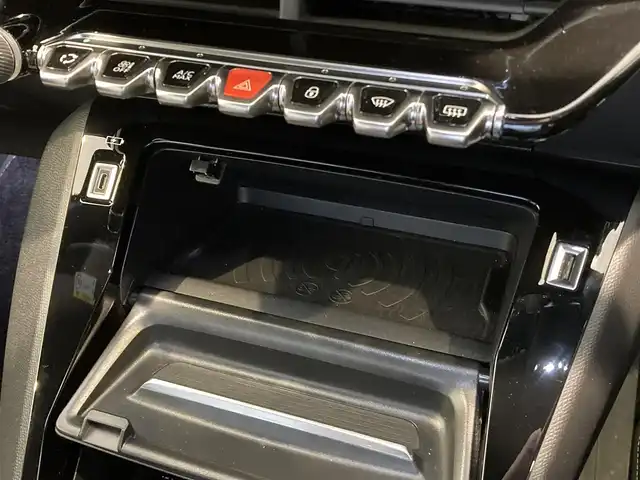 プジョー ２０８ GT ライン 熊本県 2020(令2)年 3.3万km ネイクルホワイト ・スマートキー/・プッシュスタート/・アクティブセーフティブレーキ/・トラフィックサインインフォメーション/・疲労検知/・ブラインドスポットモニター/・インテリジェントハイビーム/・パーキングセンサー/・クルーズコントロール(追従式)/・ハーフレザーシート/・純正ディスプレイオーディオ/　【Bluetooth・USB・AppleCarPlay・AndroidAuto】/・バックカメラ/・ワイヤレス充電/・ドライブレコーダー(前方録画）/・LEDヘッドランプ/・純正マット/・保証書/取説