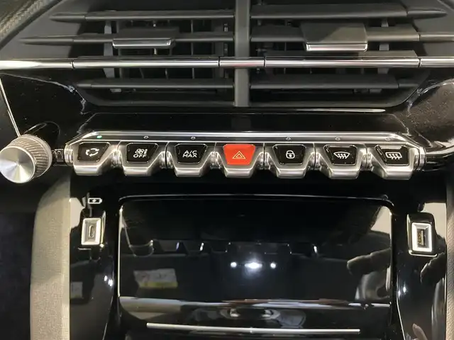 プジョー ２０８ GT ライン 熊本県 2020(令2)年 3.3万km ネイクルホワイト ・スマートキー/・プッシュスタート/・アクティブセーフティブレーキ/・トラフィックサインインフォメーション/・疲労検知/・ブラインドスポットモニター/・インテリジェントハイビーム/・パーキングセンサー/・クルーズコントロール(追従式)/・ハーフレザーシート/・純正ディスプレイオーディオ/　【Bluetooth・USB・AppleCarPlay・AndroidAuto】/・バックカメラ/・ワイヤレス充電/・ドライブレコーダー(前方録画）/・LEDヘッドランプ/・純正マット/・保証書/取説