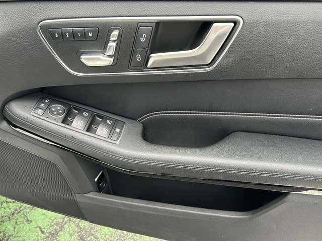 メルセデス・ベンツ Ｅ２５０ ワゴン アバンギャルド 愛知県 2013(平25)年 6.9万km ポーラホワイト /禁煙車/正規ディーラー車//メーカーナビ・フルセグTV//バックカメラ/ETC//前後ドライブレコーダー//パノラミックスライディングルーフ//黒レザーシート//前席パワーシート//電動格納ウィンカーミラー//レーダーセーフティパッケージ//プリセーフブレーキ//アテンションアシスト//ブラインドスポット//レーンキープアシスト//パークトロニック//ディストロニックプラス//全席シートヒーター//パワーバックドア//ルーフレール//パドルシフト//ステアリングスイッチ//プッシュスタート//純正18インチアルミ//純正フロアマット//純正ドアバイザー//新車保証書/取扱説明書//スペアキー
