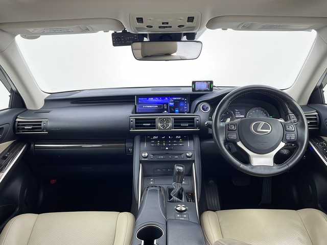 レクサス ＩＳ 300h バージョンL 愛知県 2017(平29)年 9万km ソニッククォーツ 純正10.3型メモリナビ/フルセグTV/CD/DVD(BluRay/BT/USB/AUX/AM/FM/バックカメラ/サンルーフ/レザーシート/シートヒーター＆ベンチレーション　D/N席/パワーシート　D/N席　メモリ付きD席/ビルトインETC2.0 /ドライブレコーダー　/パドルシフト/革巻きステアリング/ステアリングスイッチ/プリクラッシュセーフティ/レーンディパーチャーアラート/BSM/レーダークルーズコントロール/クリアランスソナー/電動サンシェード/LEDオートヘッドライト/プッシュスタート/スマートキー/横滑り防止/ISOFIX/電動格納ミラー/純正フロアマット/純正ドアバイザー/RAYS製18インチAW