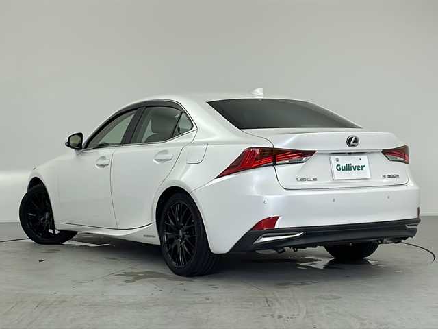 レクサス ＩＳ 300h バージョンL 愛知県 2017(平29)年 9万km ソニッククォーツ 純正10.3型メモリナビ/フルセグTV/CD/DVD(BluRay/BT/USB/AUX/AM/FM/バックカメラ/サンルーフ/レザーシート/シートヒーター＆ベンチレーション　D/N席/パワーシート　D/N席　メモリ付きD席/ビルトインETC2.0 /ドライブレコーダー　/パドルシフト/革巻きステアリング/ステアリングスイッチ/プリクラッシュセーフティ/レーンディパーチャーアラート/BSM/レーダークルーズコントロール/クリアランスソナー/電動サンシェード/LEDオートヘッドライト/プッシュスタート/スマートキー/横滑り防止/ISOFIX/電動格納ミラー/純正フロアマット/純正ドアバイザー/RAYS製18インチAW