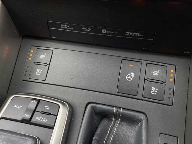 レクサス ＩＳ 300h バージョンL 愛知県 2017(平29)年 9万km ソニッククォーツ 純正10.3型メモリナビ/フルセグTV/CD/DVD(BluRay/BT/USB/AUX/AM/FM/バックカメラ/サンルーフ/レザーシート/シートヒーター＆ベンチレーション　D/N席/パワーシート　D/N席　メモリ付きD席/ビルトインETC2.0 /ドライブレコーダー　/パドルシフト/革巻きステアリング/ステアリングスイッチ/プリクラッシュセーフティ/レーンディパーチャーアラート/BSM/レーダークルーズコントロール/クリアランスソナー/電動サンシェード/LEDオートヘッドライト/プッシュスタート/スマートキー/横滑り防止/ISOFIX/電動格納ミラー/純正フロアマット/純正ドアバイザー/RAYS製18インチAW