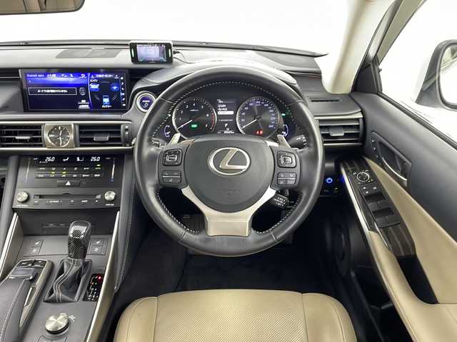 レクサス ＩＳ 300h バージョンL 愛知県 2017(平29)年 9万km ソニッククォーツ 純正10.3型メモリナビ/フルセグTV/CD/DVD(BluRay/BT/USB/AUX/AM/FM/バックカメラ/サンルーフ/レザーシート/シートヒーター＆ベンチレーション　D/N席/パワーシート　D/N席　メモリ付きD席/ビルトインETC2.0 /ドライブレコーダー　/パドルシフト/革巻きステアリング/ステアリングスイッチ/プリクラッシュセーフティ/レーンディパーチャーアラート/BSM/レーダークルーズコントロール/クリアランスソナー/電動サンシェード/LEDオートヘッドライト/プッシュスタート/スマートキー/横滑り防止/ISOFIX/電動格納ミラー/純正フロアマット/純正ドアバイザー/RAYS製18インチAW