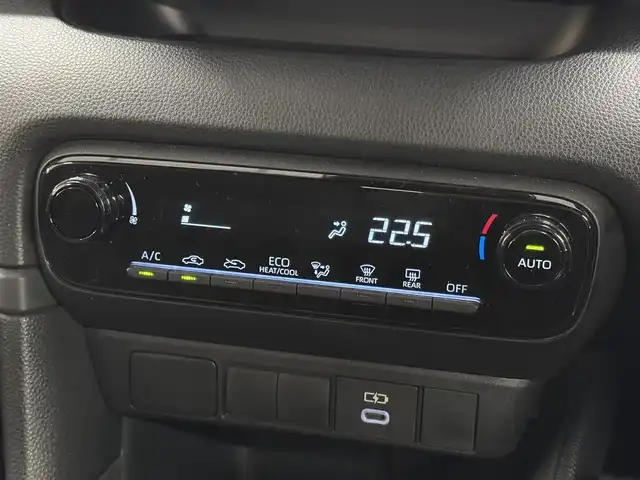 トヨタ ヤリス ハイブリッド X 三重県 2024(令6)年 2.9万km シルバーメタリック ハイブリッド/FF/フロアCVT/純正 CD/USB/iPod レシーバー/（AM/FM/CD/USB/iPod/Bluetooth/AUX）/ドライブレコーダー 前後/Toyota Safety Sense/●プリクラッシュセーフティ［PCS］/●レーンディパーチャーアラート[LDA]/●レーダークルコン（全車速追従機能付）/●オートハイビーム［AHB］/●ロードサインアシスト［RSA］/・先行車発進告知機能［TMN］/・セカンダリーコリジョンブレーキ［SCB］/・プロアクティブドライビングアシスト［PDA］/・クリアランスソナー/・パーキングサポートブレーキ（静止物）/など/装備/・オートライト/・ステアリングスイッチ/・オートエアコン/・電動格納ドアミラー/・パワーウィンドウ（全ドア）/・パワーステアリング/・充電用USB-Cジャックx1/・純正ホイールキャップ＆14インチスチールホイール/・スマートキーx2/など