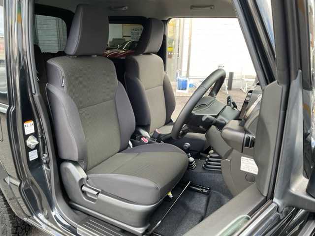 スズキ ジムニー XC 東京都 2020(令2)年 0.5万km ブルーイッシュブラックパール3 ダムド”littleG. STANDARD” キット/・フロントグリル/・フロントバンパー/・フェンダーパネルサイドモ-ル/・ステンレスバンドスペアタイヤカバー/・G066エンブレム/GEOLANDER X-AT/4WD/5速MTターボ車/純正ナビ【CN-RZ866】/・CD/DVD/SD/USB/Bluetooth/フルセグTV/バックカメラ/スズキセーフティサポート/・デュアルセンサーブレーキサポート/・車線逸脱警報/・ふらつき警報/・先行車発進お知らせ機能/・標識認識機能/クルーズコントロール/純正16インチAW/オートライト/プッシュEgスタート/ストップ/スマートキー×２/ETC/ドアバイザー/純正フロアマット/取扱説明書/ナビ取扱説明書/新車時保証書