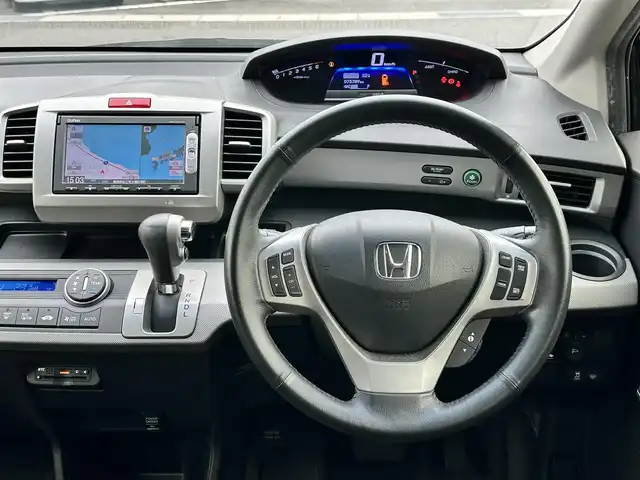 ホンダ フリード ハイブリット ジャストセレクション 島根県 2014(平26)年 7.4万km プレミアムスパークルブラックパール 登録時走行距離73/789Km/両側パワースライドドア/クルーズコントロール/純正メモリナビ【VXM-155VSi】/(DVD/ワンセグTV/Bluetooth)/ステアリングスイッチ/バックカメラ/ビルトインETC/前方ドライブレコーダー/横滑り防止機能/スマートキー/HIDヘッドライト/ウィンカーミラー/スタッドレスタイヤ積込/新車時保証書/取扱説明書