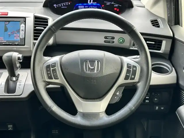 ホンダ フリード ハイブリット ジャストセレクション 島根県 2014(平26)年 7.4万km プレミアムスパークルブラックパール 登録時走行距離73/789Km/両側パワースライドドア/クルーズコントロール/純正メモリナビ【VXM-155VSi】/(DVD/ワンセグTV/Bluetooth)/ステアリングスイッチ/バックカメラ/ビルトインETC/前方ドライブレコーダー/横滑り防止機能/スマートキー/HIDヘッドライト/ウィンカーミラー/スタッドレスタイヤ積込/新車時保証書/取扱説明書