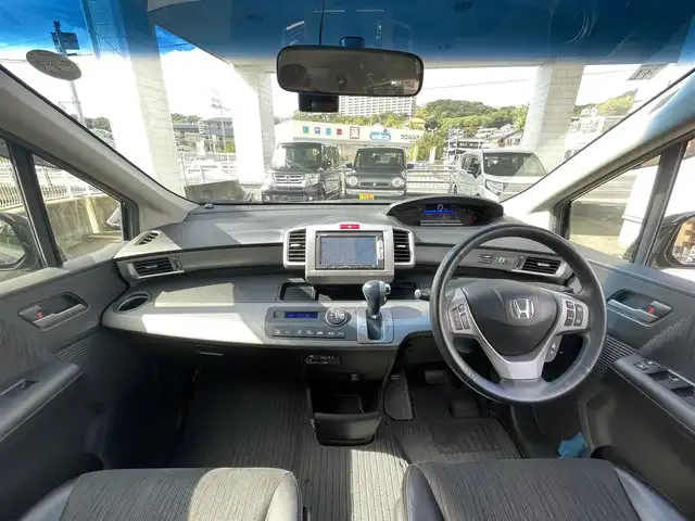 ホンダ フリード ハイブリット ジャストセレクション 兵庫県 2014(平26)年 7.4万km プレミアムスパークルブラックパール (株)IDOMが運営する【じしゃロン神戸名谷店】の自社ローン専用車両になりますこちらは現金またはオートローンご利用時の価格です。自社ローンご希望の方は別途その旨お申付け下さい。/両側パワースライドドア/クルーズコントロール/純正メモリナビ【VXM-155VSi】/(DVD/ワンセグTV/Bluetooth)/ステアリングスイッチ/バックカメラ/ビルトインETC/前方ドライブレコーダー/横滑り防止機能/スマートキー/HIDヘッドライト/ウィンカーミラー/スタッドレスタイヤ積込/新車時保証書/取扱説明書