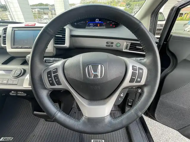 ホンダ フリード ハイブリット ジャストセレクション 兵庫県 2014(平26)年 7.4万km プレミアムスパークルブラックパール (株)IDOMが運営する【じしゃロン神戸名谷店】の自社ローン専用車両になりますこちらは現金またはオートローンご利用時の価格です。自社ローンご希望の方は別途その旨お申付け下さい。/両側パワースライドドア/クルーズコントロール/純正メモリナビ【VXM-155VSi】/(DVD/ワンセグTV/Bluetooth)/ステアリングスイッチ/バックカメラ/ビルトインETC/前方ドライブレコーダー/横滑り防止機能/スマートキー/HIDヘッドライト/ウィンカーミラー/スタッドレスタイヤ積込/新車時保証書/取扱説明書